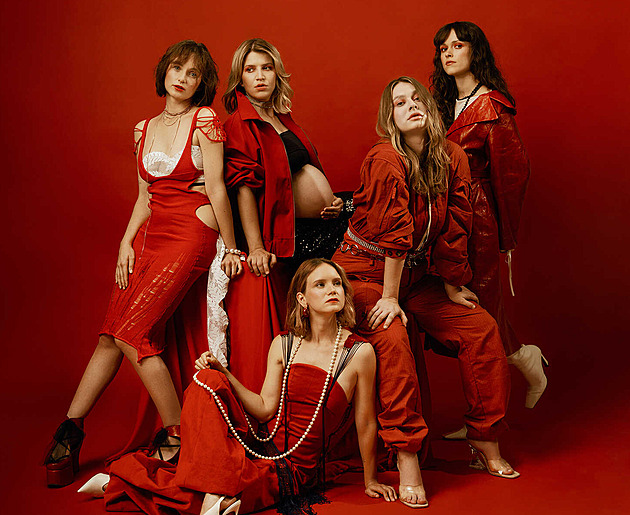 TRENDY V KLIPECH: Vánoční písně natočili Vesna i Pokáč. Jedna pomůže dětem ve válce