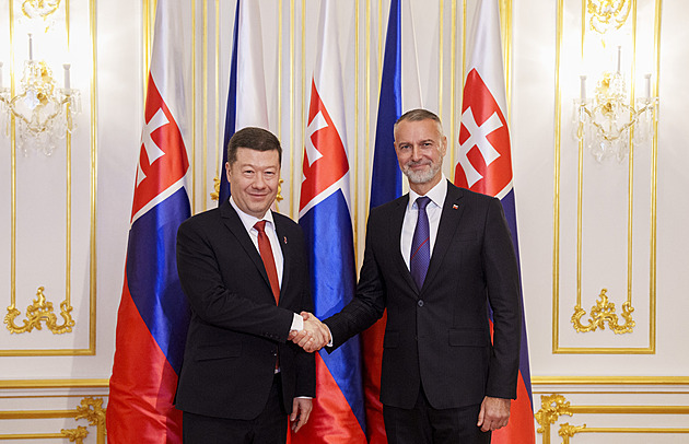 Okamura na první cestě. Na Slovensku poobědvá na hradě, sejde se s Ficem