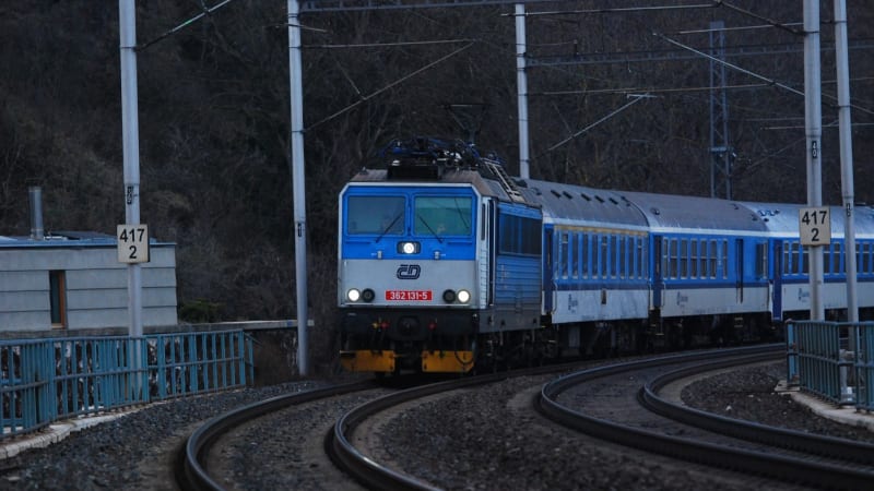 Tragický konec pátrání po seniorce z Bohnic. Srazil ji vlak, zřejmě šlo o sebevraždu