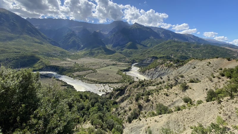 Albánie je jako bonboniéra plná chutí. Najdete tu ráj mercedesů i Trumpův ostrov