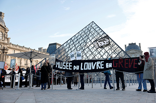 Další rána pro Louvre. Muzeum je zavřené, zaměstnanci vstoupili do stávky