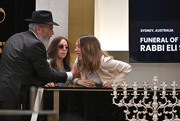 V Sydney začali pohřbívat oběti střelby. Stovky lidí zamířily do místní synagogy