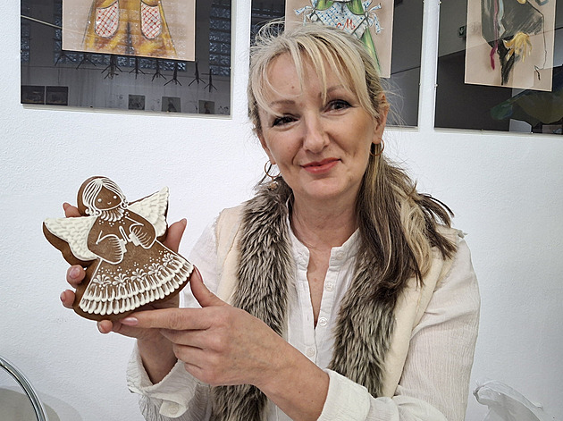 Vánoční perníčkové šílenství. Přes den Irena Burdová prodává a v noci peče