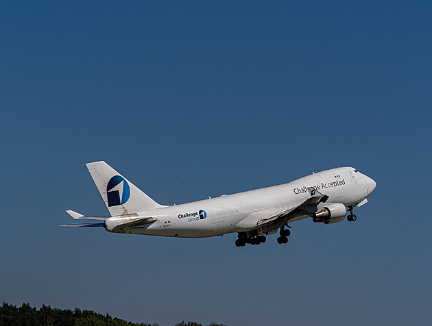 Boeing vypustil po vzletu tuny kerosinu. Obyvatelé obcí si stěžovali na zápach