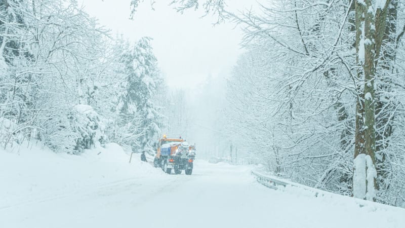 Evropa čelí mimořádně kruté zimě: Muž umřel po srážce s pluhem, v dopravě vládne chaos