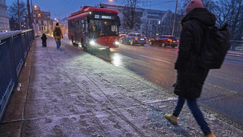 Sněhová smršť udeřila v Česku, teploty prudce klesnou. Postup chumelenice sledujte na RADARU