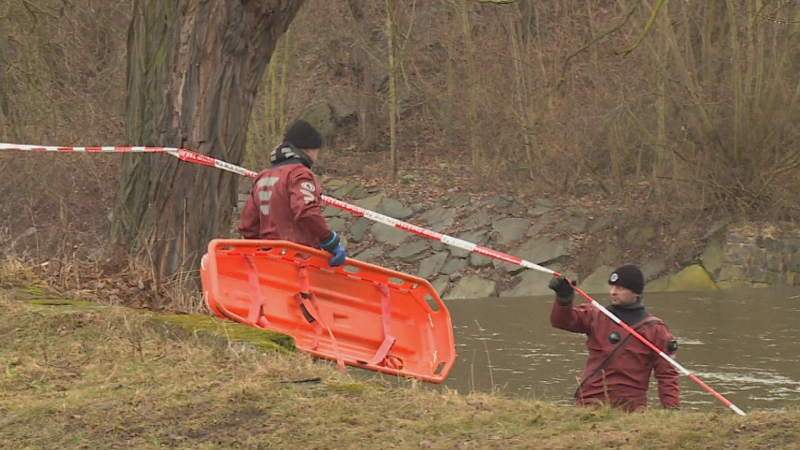 Hrůzný nález na Příbramsku. Kolemjdoucí objevili lidské tělo, na místě zasahovali potápěči