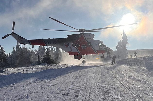 Čtrnáctiletý lyžař po pádu prolétl ochrannou sítí, zranila se i mladá snowboardistka