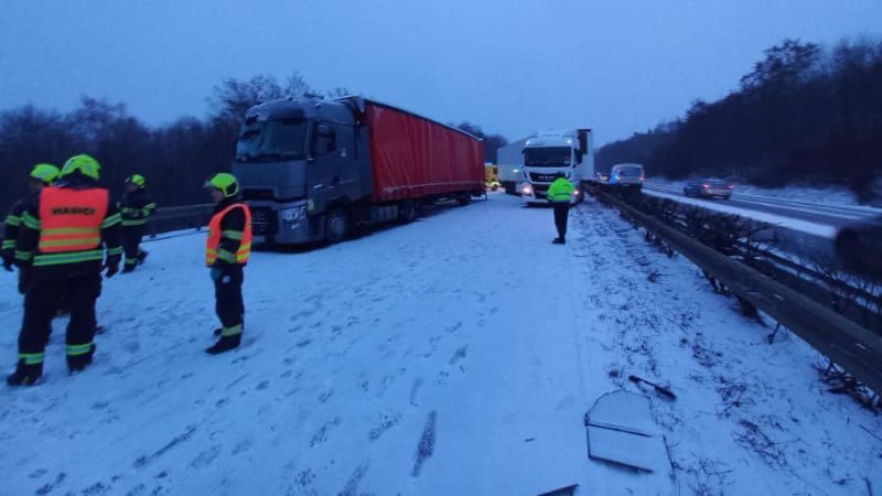 Hromadná nehoda u Prahy: Srazilo se tam několik aut, včetně náklaďáků. Provoz je omezen