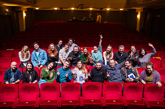 Komedie století poprvé na jevišti. Slovácké divadlo chystá S tebou mě baví svět