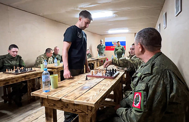 Šachy v područí Kremlu. Velmistr zásobuje ruskou armádu, dveře má přesto otevřené