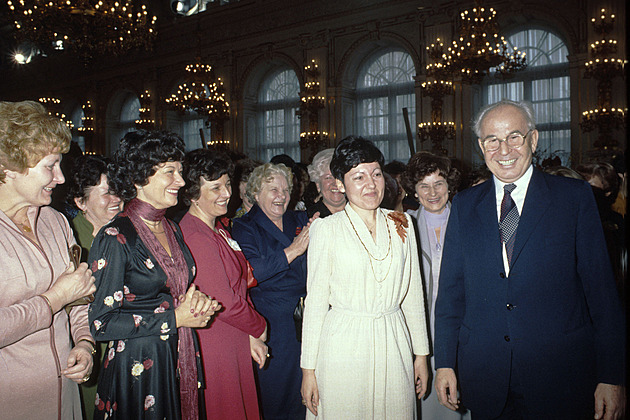 Krimplenové šaty i manšestrová saka. Co jsme nosili za socíku nejen na MDŽ