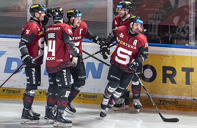 Oheň, LED náramky i monopost formule 1. Ale hlavně hokej! Sparta zbrojí na Kladno