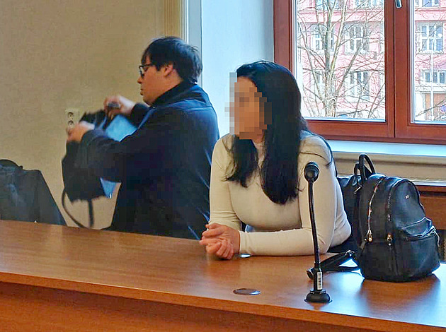 Partner chtěl jít na pivo, zabodla mu nůž mezi žebra. Soud ženě uložil 8,5 roku