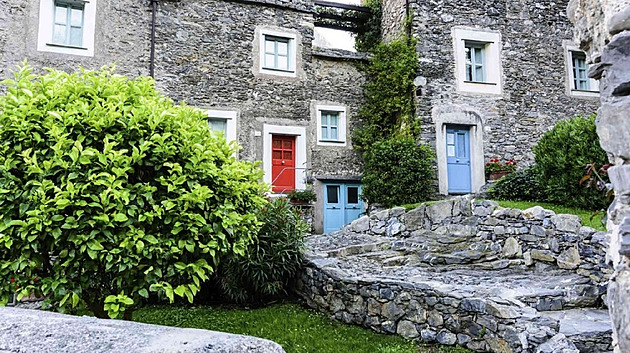 Zázrak v Alpách. Z vysídlené středověké vesnice se stal skutečný ráj na zemi