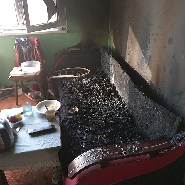 Tragický požár bytu na Jičínsku. Ohnisko bylo na pohovce, jeden člověk zemřel