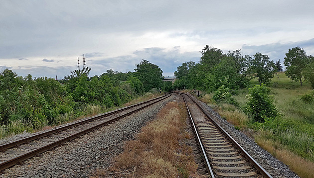 Na Nymbursku se srazil osobní a nákladní vlak, provoz na trati stojí