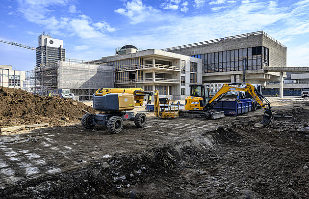 Tady je všechno špatně. Oprava kulturáku postaveného vězni je pro stavaře výzva