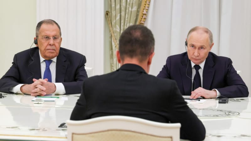 Snad nebude vláda donášet Kremlu, rýpl si Fiala kvůli Maďarům. Volební boj, míní Doksanský