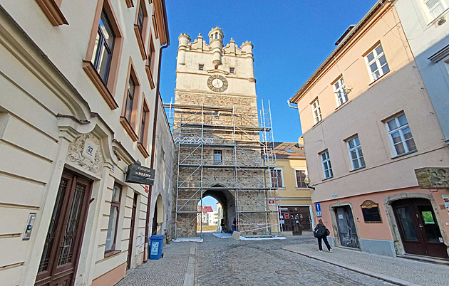 Brána Matky Boží je pod lešením. Jak bude vypadat, radnice na plachtě radši neukáže