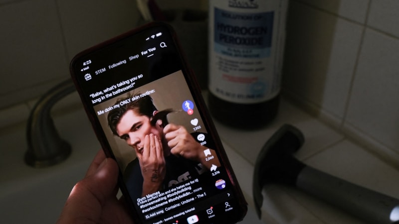 Muži se mlátí kladivem do obličeje. Nový trend děsí odborníky, na vině jsou sociální sítě