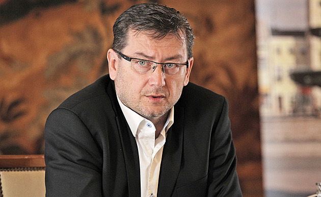 Zděšení v Karviné. Primátor čelí podezření z korupce, na magistrátu se neobjevil