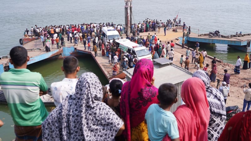Hrůznou nehodu zachytily kamery: Autobus v Bangladéši sjel do řeky, zemřely desítky lidí