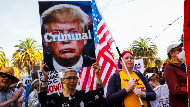 Masivní protesty proti Trumpovi v USA: V ulicích byly miliony lidí. Prezident hrál golf