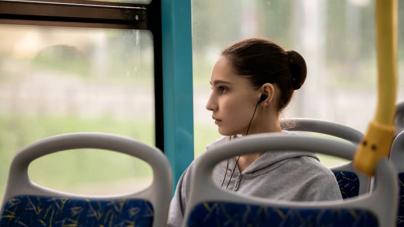 Žena si v MHD sedla do žíraviny a skončila v nemocnici. Případ vyšetřuje petrohradská policie