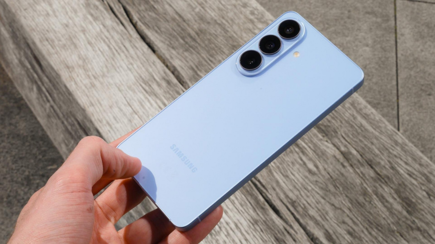 Samsung Galaxy S26 recenze: malý, spolehlivý, ale už trochu nudný