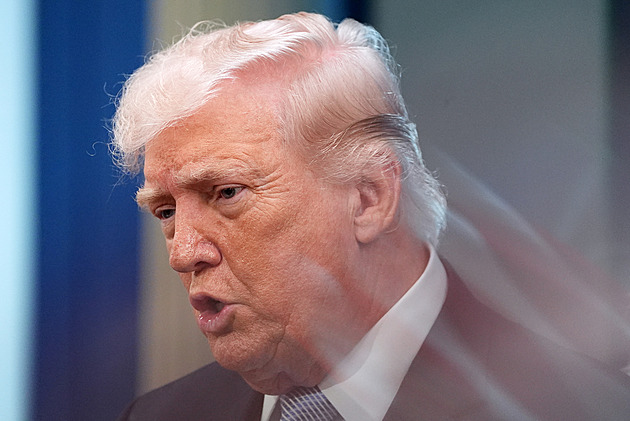 Írán hrozí americkým lodím v Hormuzu, Trump varoval Čínu před zbrojením