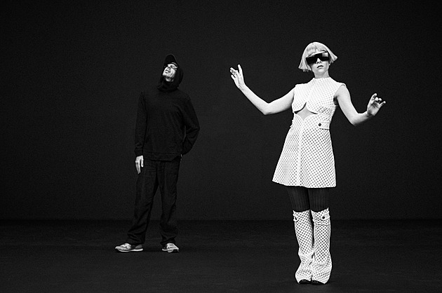 RECENZE: Chemik a jitřenka. Duo Tomora debutuje jiskrným albem. Uslyšíme jej živě