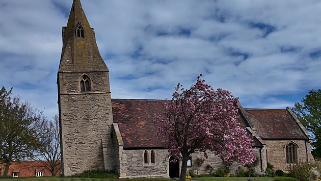 Věž kostela v Anglii se naklání víc než ta v Pise. Farnost shání peníze na opravu