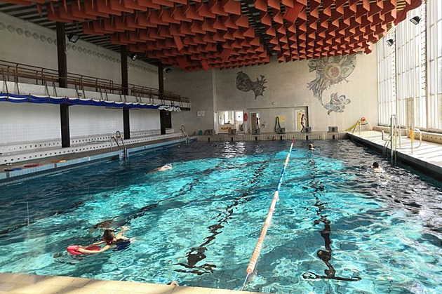 Plavat se začne v Krnově nejpozději v září. Ve starém bazénu, či pod nafukovací halou