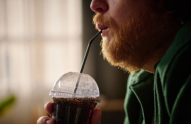 Francouz v Singapuru olízl brčko a vrátil ho zpět. Hrozí mu až dva roky vězení