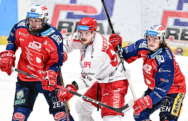 ONLINE: Třinec - Pardubice 1:0. Tlak domácích od první sekundy využívá Sikora