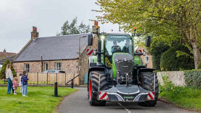 Kartáč úklidového traktoru namotal malého chlapce. Chtěl v Moskvě oslnit dívku, na místě zemřel