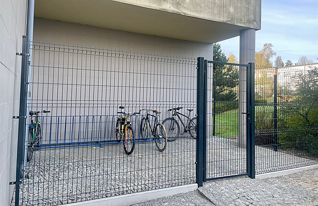 Nemocnice zprovoznila další krytou úschovnu kol a vyhlásila cyklovýzvu