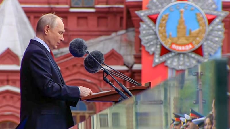 „Zkrocený“ Putin: Bál se dronů a ani nehrozil Evropě. Přehlídka v Moskvě zapadne, hodnotil Just