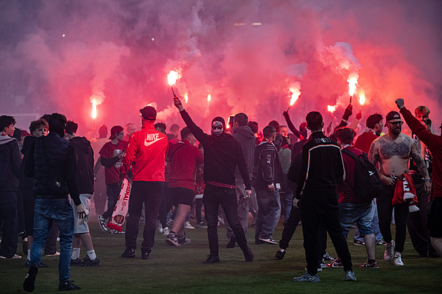Do Hradce míří stovky fanoušků Slavie, policie nasadí posílené hlídky