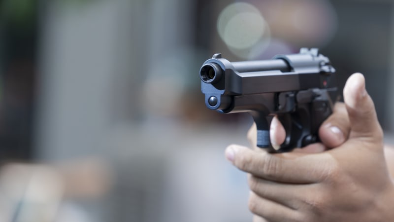 Děsivé záběry z Prahy: Muž mířil pistolí na lidi na ulici. Video rozbouřilo debatu o sebeobraně