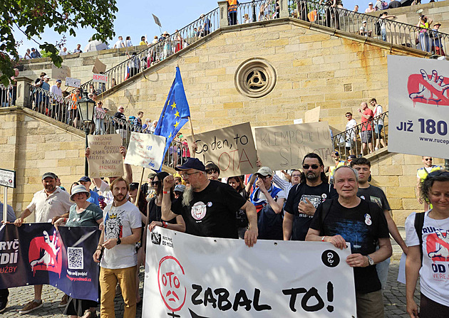 Oto, zabal to, představil Minář novou petici. Dav míří ke Strakově akademii