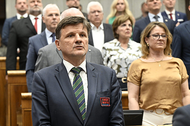 „Mafii Směr nechceme.“ Slovenského poslance vykázali, vadila nášivka na saku