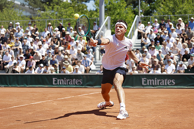 Roland Garros ONLINE: Bouzková i přes komplikace jde dál, Menšík hraje pátý set