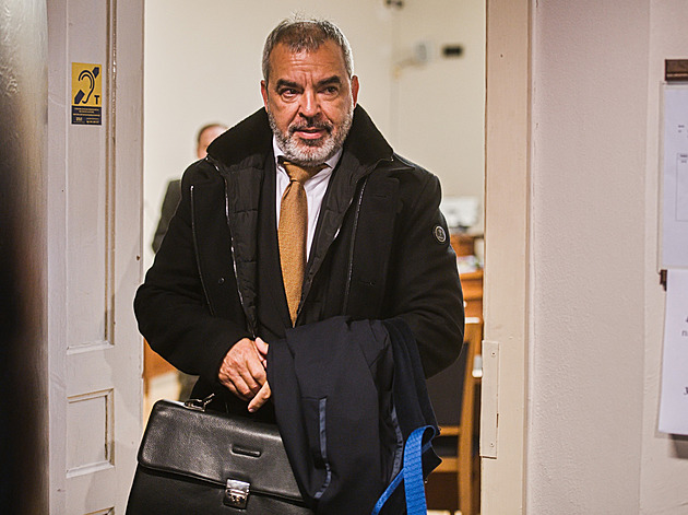 Sto milionů bokem. Policie rozšířila trestní stíhání advokáta Titze v bitcoinové kauze