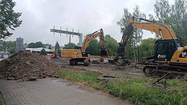 Most přes Sázavu mizí před očima, v létě se přidá i demolice nedalekého domu