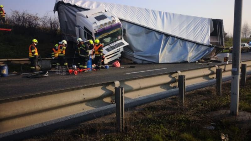 Hromadná nehoda na D11: Srazili se tam tři náklaďáky, provoz je obousměrně uzavřen
