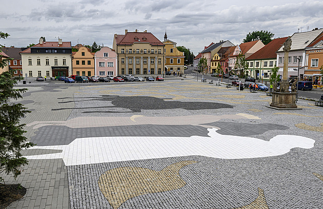 OBRAZEM: Příběh Oldřicha a Boženy pod nohama. Městečko má nově unikátní náměstí