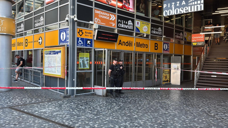 Na Andělu nešlo o člověka. Metro narazilo do spadlého kabelu, provoz už obnovili