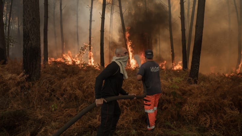 Požáry a „zombie“ ohně devastují Francii: Hasič natočil boj s plameny v první linii